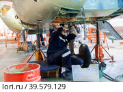 Ремонт вертолета МИ-8 на заводе Ютейр-Инжиниринг в Тюмени (2019 год). Редакционное фото, фотограф Сергей Буторин / Фотобанк Лори