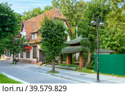 Picturesque Oktyabrskaya street in the resort town of Svetlogorsk (2017 год). Стоковое фото, фотограф Ольга Остроухова / Фотобанк Лори