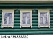 Город Гороховец, Владимирская область. Улица Ленина, 133. Три окна с красивыми резными наличниками (2019 год). Стоковое фото, фотограф Илюхина Наталья / Фотобанк Лори