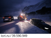 Car being towed after accident in snow storm. Стоковое фото, фотограф Benis Arapovic / PantherMedia / Фотобанк Лори