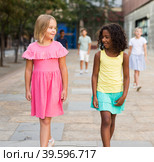 Two girls walking together outdoors. Стоковое фото, фотограф Яков Филимонов / Фотобанк Лори