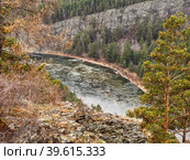 Южный Урал осенью, вид с горы на реку Белая. Southern Urals in autumn, view from the mountain to the Belaya River. Стоковое фото, фотограф Евгений Романов / Фотобанк Лори