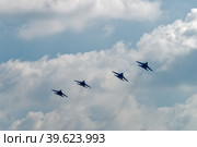 Group flight of russian pilotage team on SU-27 (2008 год). Редакционное фото, фотограф Сергей Буторин / Фотобанк Лори