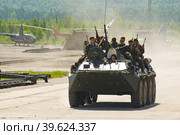 BTR-82A armoured personnel carrier with soldiers (2008 год). Редакционное фото, фотограф Сергей Буторин / Фотобанк Лори