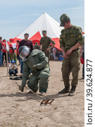 Visitors of show try on the sapper suit (2016 год). Редакционное фото, фотограф Сергей Буторин / Фотобанк Лори