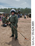 Man - visitor of show tries on the sapper suit (2016 год). Редакционное фото, фотограф Сергей Буторин / Фотобанк Лори