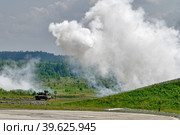 T80 tank hides under smoke screen (2008 год). Редакционное фото, фотограф Сергей Буторин / Фотобанк Лори