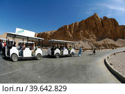 Busses on way to Valley of the Kings in Egypt (2006 год). Редакционное фото, фотограф Сергей Буторин / Фотобанк Лори