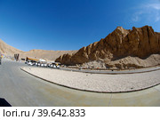 Busses on way to Valley of the Kings in Egypt (2006 год). Стоковое фото, фотограф Сергей Буторин / Фотобанк Лори