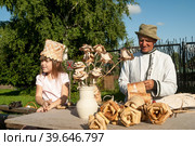 Master of wooden products with granddaughter (2009 год). Редакционное фото, фотограф Сергей Буторин / Фотобанк Лори