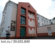 Художественная галерея города Полоцка (белор. Мастацкая галерэя) размещается в корпусе бывшего иезуитского коллегиума, памятника архитектуры XVIII века. Полоцк. Белоруссия. (2023 год). Редакционное фото, фотограф Мария Фетисова / Фотобанк Лори