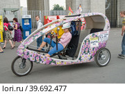 Woman on a trishaw expects the passenger. Moscow (2010 год). Редакционное фото, фотограф Сергей Буторин / Фотобанк Лори