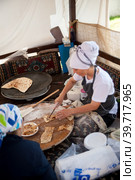 Woman cooking cakes gozleme. Hotel in Turkey (2018 год). Редакционное фото, фотограф Сергей Буторин / Фотобанк Лори