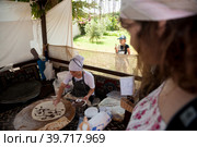 Woman cooking cakes gozleme. Hotel in Turkey (2018 год). Редакционное фото, фотограф Сергей Буторин / Фотобанк Лори
