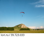 Мотопараплан летит над шиханом Тратау. A paramotor with a pilot and a passenger flying over shikhan Tratau. Стоковое фото, фотограф Евгений Романов / Фотобанк Лори