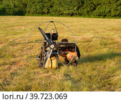 Двигатель мотопараплана на земле. The paramotor engine is on the ground. Стоковое фото, фотограф Евгений Романов / Фотобанк Лори