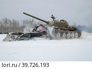 Советский танк Т-54 на танковом шоу в военно-историческом парке "Стальной десант". Красное Село, Санкт-Петербург (2023 год). Редакционное фото, фотограф Виктор Карасев / Фотобанк Лори
