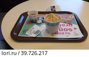 Еда на подносе. McDonald's. Кашкайш, Лиссабон, Португалия (2023 год). Редакционное фото, фотограф lana1501 / Фотобанк Лори