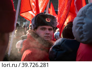 Участник митинга партии КПРФ приуроченного ко Дню защитника Отечества на площади Революции в центре города Москвы, Россия (2023 год). Редакционное фото, фотограф Николай Винокуров / Фотобанк Лори