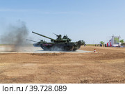 Волгоградская область, Средняя Ахтуба, Россия. Основной боевой танк Т-90А в движении, выставка военной техники в парке Патриот. (2021 год). Редакционное фото, фотограф Андрей Цыганков / Фотобанк Лори