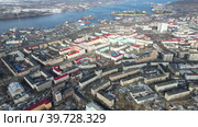 Город Мурманск в конце февраля месяца. Вид на центр города, порт и Баренцево море. (2021 год). Стоковое видео, видеограф Alexey Sudachkov / Фотобанк Лори
