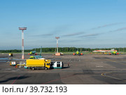 Город Москва, Аэропорт Домодедово. Самолёты на стоянке аэропорта (2022 год). Редакционное фото, фотограф Игорь Низов / Фотобанк Лори