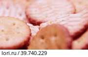 Round cracker biscuits in bulk. Стоковое видео, видеограф Потийко Сергей / Фотобанк Лори