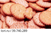 Round cracker biscuits in bulk. Стоковое видео, видеограф Потийко Сергей / Фотобанк Лори