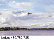 Россия - август 2022, Тверская область. Военные учения десантников на воде. Russia - August 2022, Tver region. Military exercises of paratroopers on the water. Стоковое фото, фотограф Мария / Фотобанк Лори