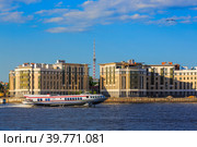 Судно на подводных крыльях на большой скорости плывет по реке Неве в Санкт-Петербурге. Вид на современные здания и телебашню. Путешествие в Санкт-Петербург и туризм в России. Речные круизы и экскурсии. Стоковое фото, фотограф Андрей Степанов / Фотобанк Лори