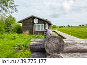 a fragment of the foundation of a wooden old house on the territory of the Kizhi Museum-Reserve, Karelia, Russia (2015 год). Стоковое фото, фотограф Оксана Медведева / Фотобанк Лори