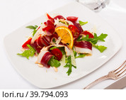 French salad Magret de canard seche closeup. Стоковое фото, фотограф Яков Филимонов / Фотобанк Лори