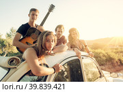 Happy group on vacations. Стоковое фото, фотограф Luis Louro / PantherMedia / Фотобанк Лори