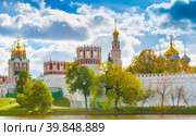 Красивый вид на Новодевичий монастырь в осенний день. Москва. Россия (2022 год). Стоковое фото, фотограф E. O. / Фотобанк Лори
