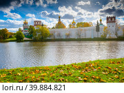 Новодевичий монастырь. Осений день. Москва. Россия (2022 год). Стоковое фото, фотограф E. O. / Фотобанк Лори