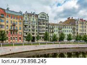 Saint Petersburg, Karpovka river embankment on Aptekarsky island (2019 год). Редакционное фото, фотограф Ольга Остроухова / Фотобанк Лори