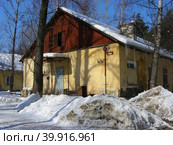 Одноэтажный жилой барак 1950-х годов постройки. Улица  Маршала Говорова, 18. Микрорайон Заря. Балашиха. Московская область (2012 год). Стоковое фото, фотограф lana1501 / Фотобанк Лори