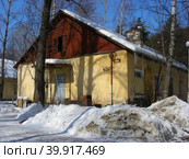 Одноэтажный жилой барак 1950-х годов постройки. Улица  Маршала Говорова, 18. Микрорайон Заря. Балашиха. Московская область (2012 год). Стоковое фото, фотограф lana1501 / Фотобанк Лори