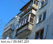 Пятиэтажный пятиподъездный панельный жилой дом серии КПД-4570-73/75. Построен в 1981 году. Улица Гагарина, 15. Микрорайон Заря. Балашиха. Московская область (2012 год). Стоковое фото, фотограф lana1501 / Фотобанк Лори