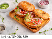 Bagel and Salmon Lox with Cream Cheese. Стоковое фото, фотограф Татьяна  Бральнина / Фотобанк Лори