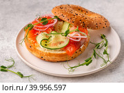Bagel and Salmon Lox with Cream Cheese. Стоковое фото, фотограф Татьяна  Бральнина / Фотобанк Лори