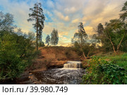 Саблинский водопад. Посёлок Ульяновка, Ленинградская область, Россия. Каньон реки Саблинки. По берегам реки растут красивые сосны. В небе облака. Среди скал потоки воды и пена. Стоковое фото, фотограф Андрей Степанов / Фотобанк Лори
