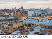 Санкт-Петербург, Россия. Вид сверху на исторический центр Санкт-Петербурга. Городской пейзаж с крышами зданий и куполами соборов. Стоковое фото, фотограф Андрей Степанов / Фотобанк Лори
