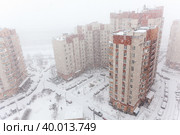 Сильный снегопад во дворе жилого комплекса. Стоковое фото, фотограф Кекяляйнен Андрей / Фотобанк Лори