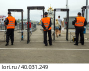 Рамки металлодетекторов и охрана на входе в место проведения общественных мероприятий (2022 год). Редакционное фото, фотограф Вячеслав Палес / Фотобанк Лори