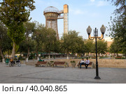 Сентябрьский вечер в городском сквере у башни Шухова (Bukhara Tower). Бухара, Узбекистан (2022 год). Редакционное фото, фотограф Виктор Карасев / Фотобанк Лори