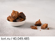 Kithul jaggery and treacle natural sweetener in white bowl. Alternative sugar and superfood. Стоковое фото, фотограф Светлана Лажко / Фотобанк Лори