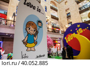 Вид на тематический pop-up store бренда "Love is..." в Центральном детском мире (ЦДМ) на Лубянке в городе Москве, Россия (2023 год). Редакционное фото, фотограф Николай Винокуров / Фотобанк Лори