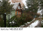 Деревянный дом, улица дачного поселка. Осень, снег выпал (2015 год). Редакционное фото, фотограф Щеголева Ольга / Фотобанк Лори