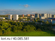 Вид с высоты птичьего полета на жилые дома города Лобня. Поздний яркий летний вечер (2019 год). Стоковое фото, фотограф Pukhov K / Фотобанк Лори